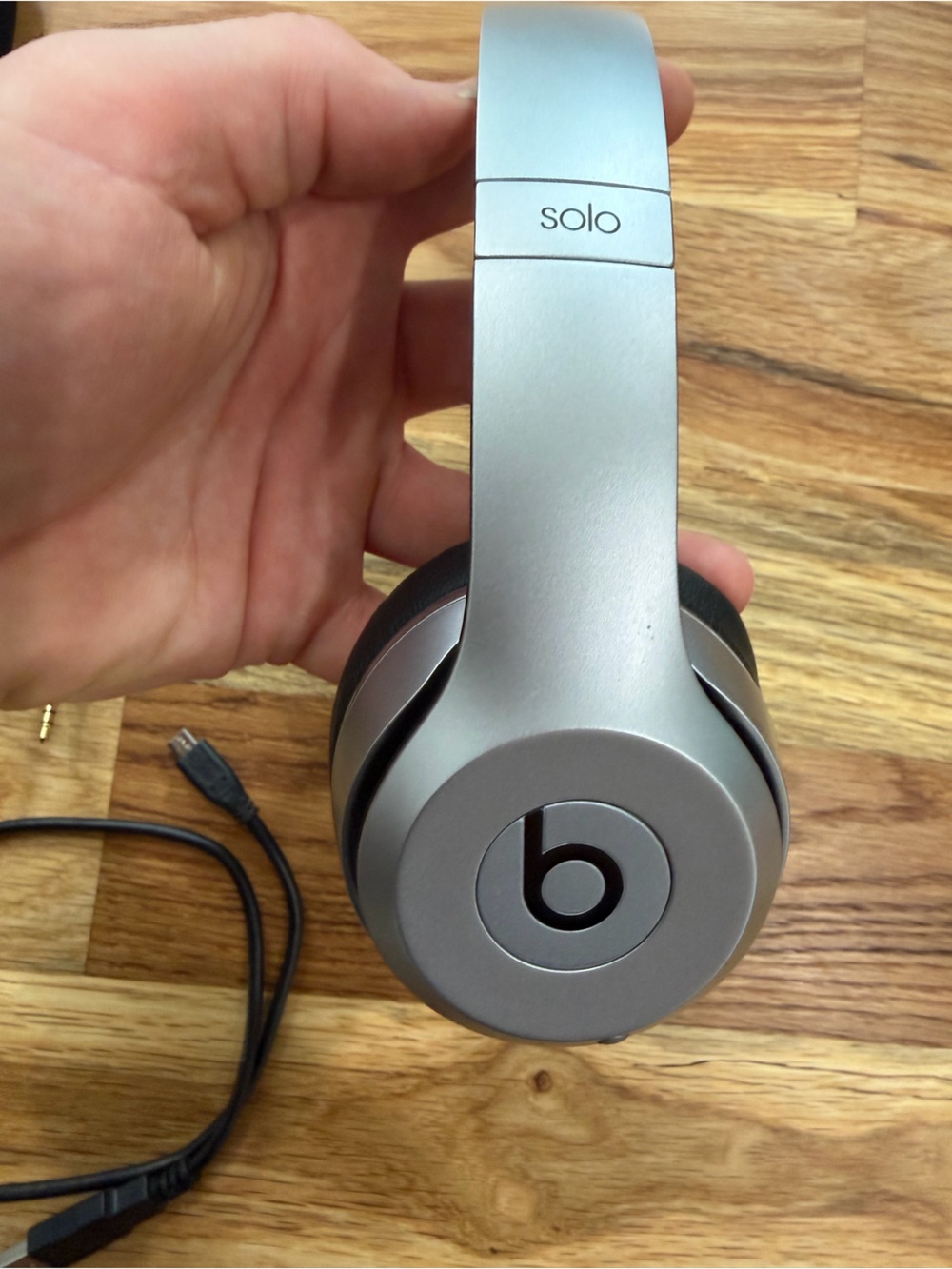Beats by Dre Silver and Black Wireless On-Ear Headphones with Case and Cables - Picture 2 of 4